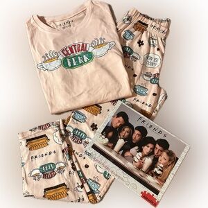 Friends Central Perk pajama set sz small & 500 piece puzzle BN great gifts